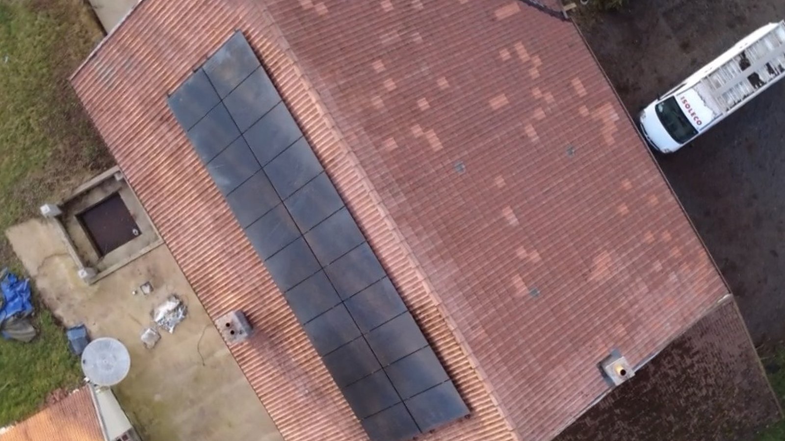 Toit avec panneaux solaires — après