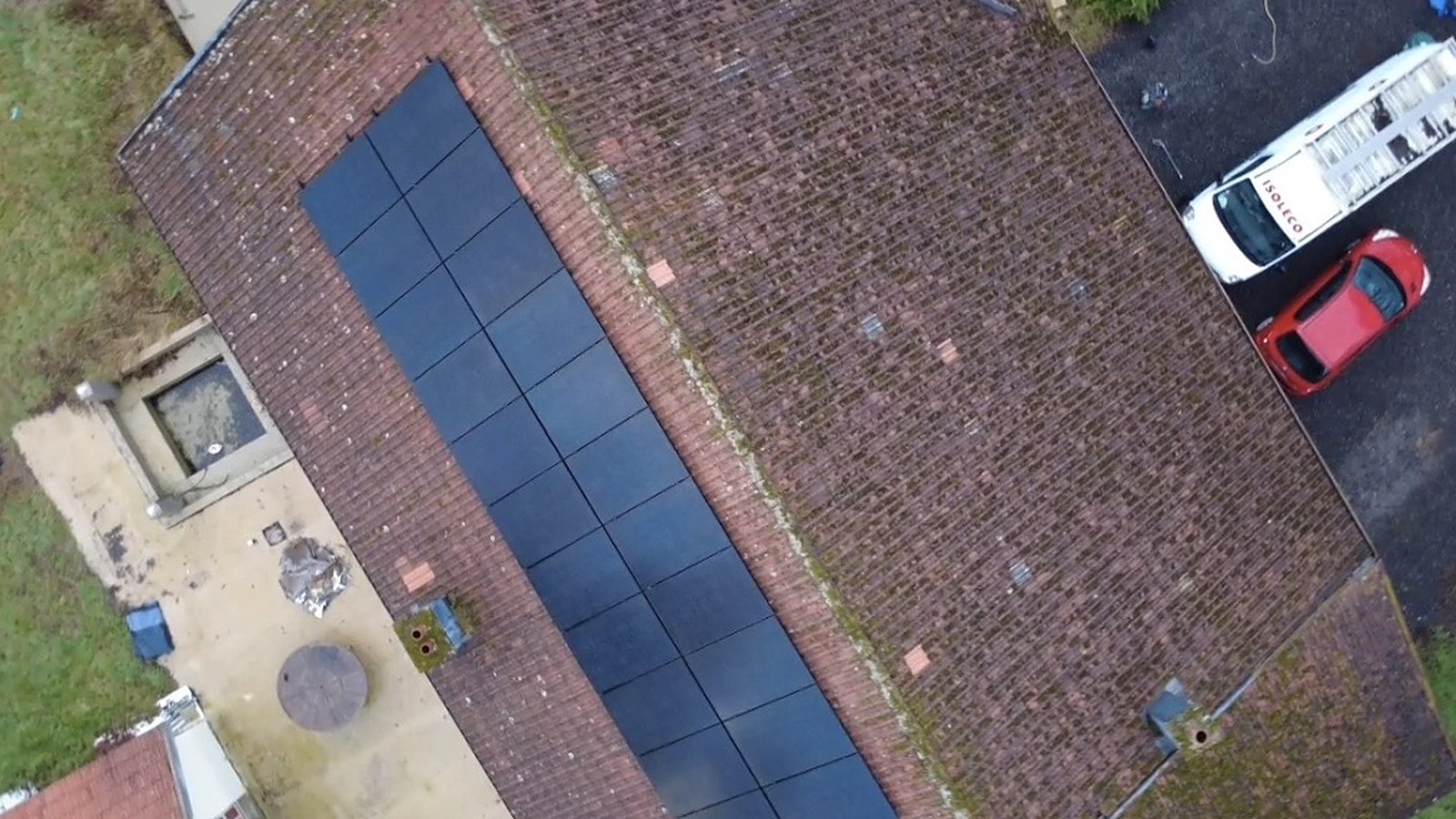 Toit avec panneaux solaires — avant