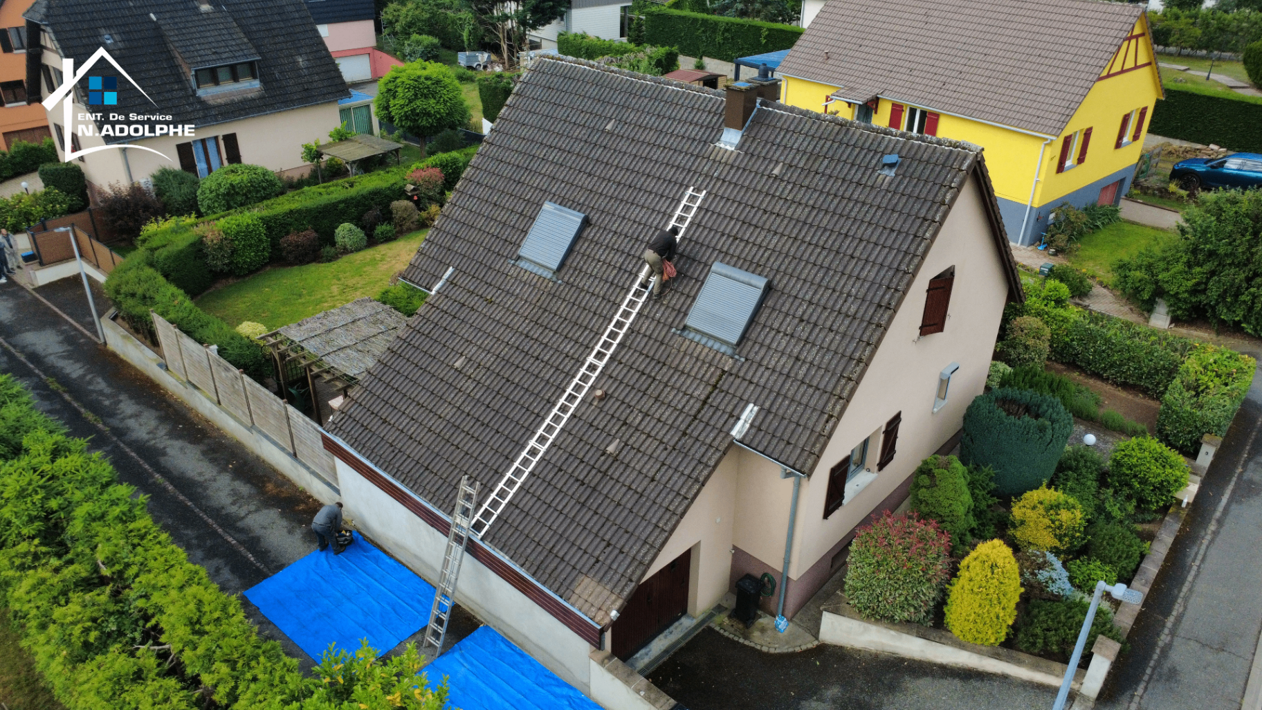 Démoussage toiture en cours vue drone Alsace