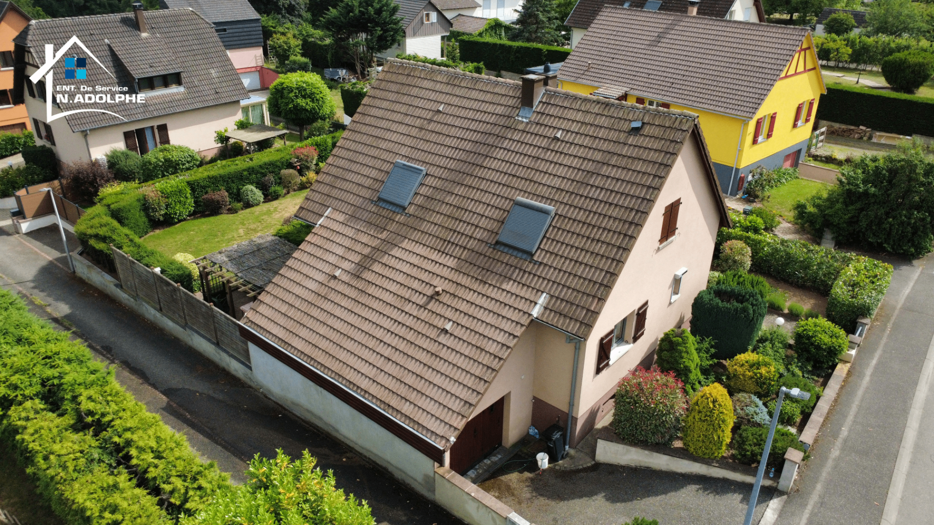Toiture nettoyée après démoussage vue aérienne