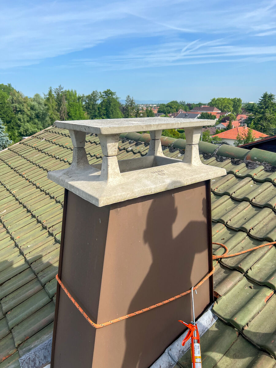 Après — aspirateur de cheminée neuf en béton, posé avec étanchéité et fixation